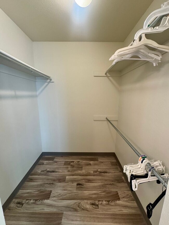 Building Photo - 2 Bedroom Townhome with Pool and Fitness Center/Centrally Located!!