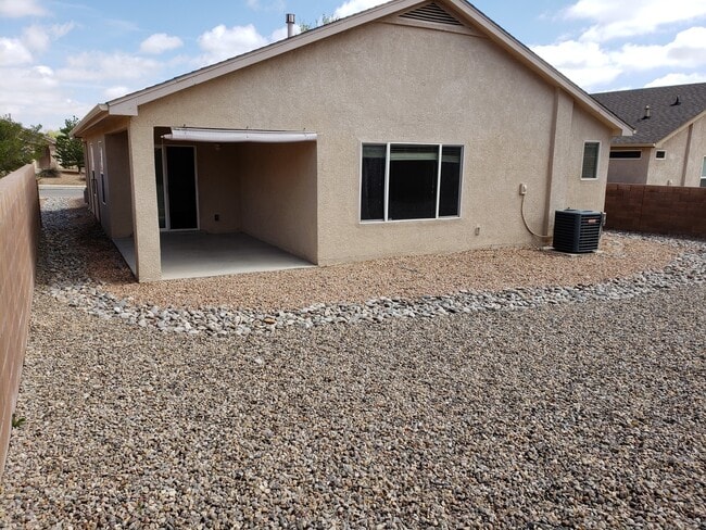 Building Photo - 3 bed 2 bath home in Huning Ranch