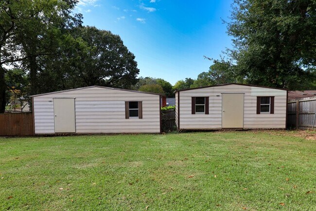 Building Photo - 620 Sandhurst Dr