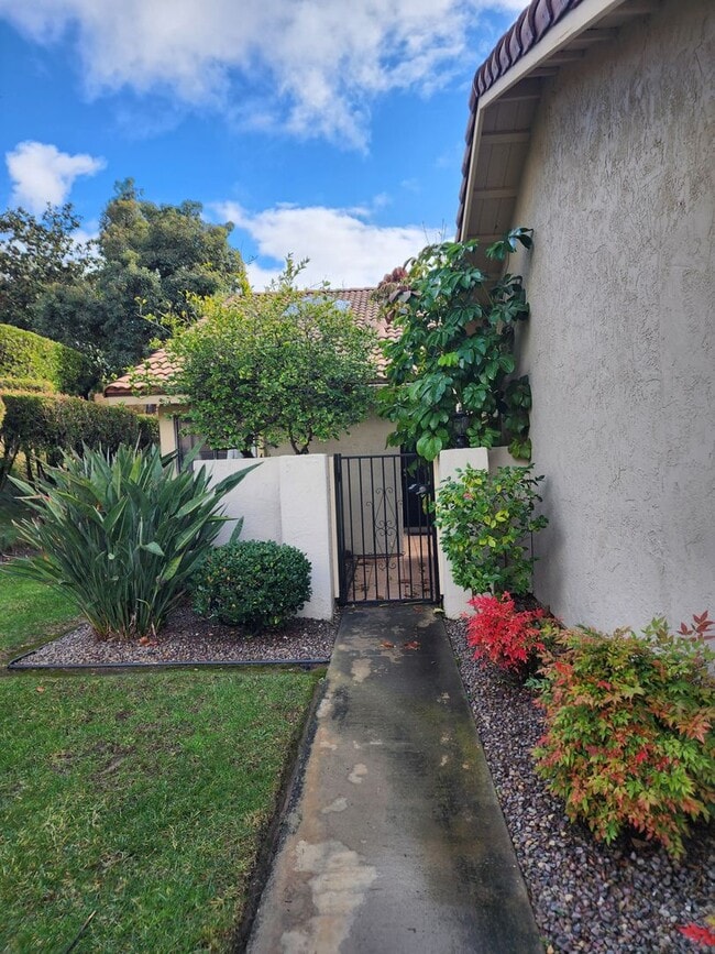 Building Photo - BEAUTIFUL TWO BED, TWO BATH HOME! 55+ COMMUNITY