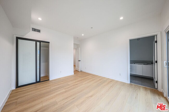 Building Photo - 1525 S Carmelina Ave