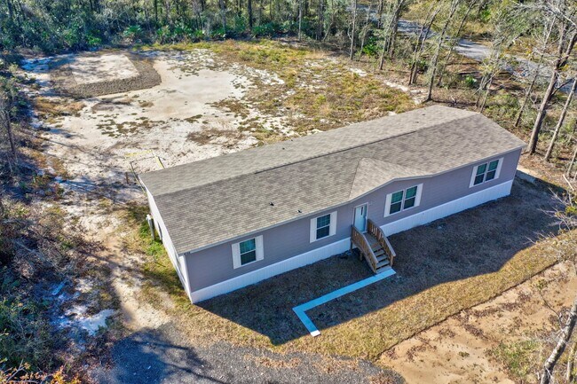 Building Photo - Huge 5 Bedroom 3 Bathroom Hastings Home Located w/ 1 Acre