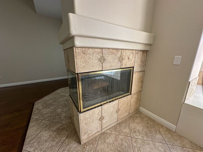 Building Photo - COMING SOON! Single Story 3 Bedroom Home for Rent in Newhall!