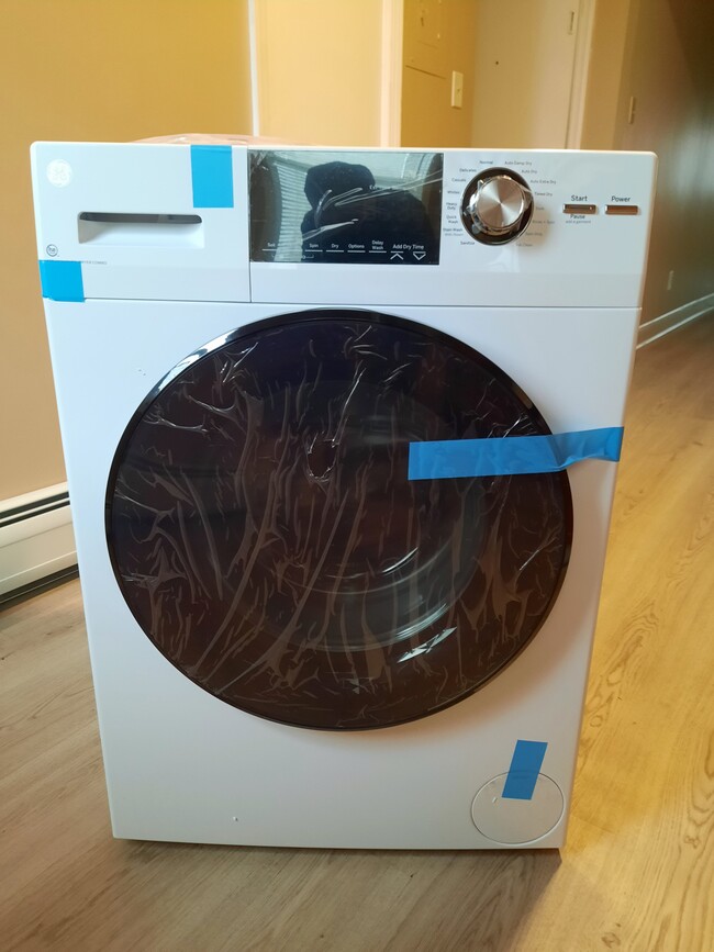 Combo washer / dryer - 404 Madison St