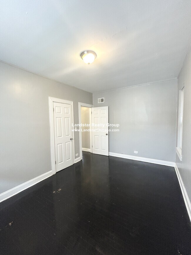 Building Photo - 7344 N Damen Ave