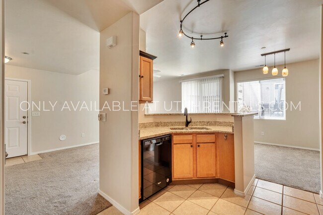 Building Photo - 6623 Blue Iris Dr