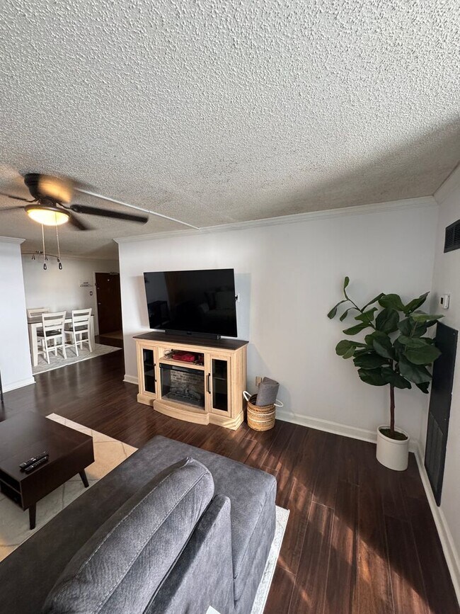 Building Photo - 2 Bed/1 Bath FULLY Furnished Condo at City Heights!