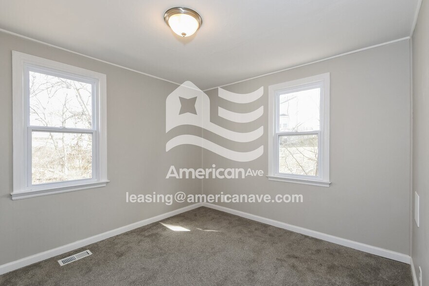 Building Photo - 3402 Longview Dr