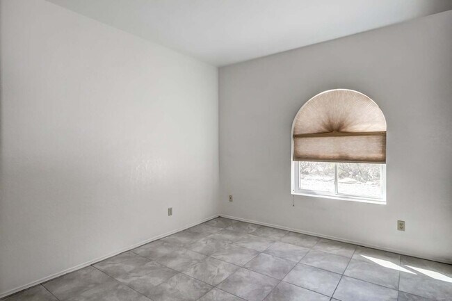 Building Photo - 5374 N Flint Ave