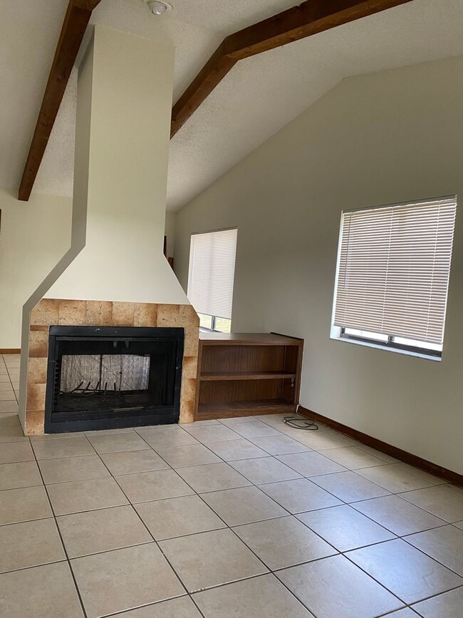 Building Photo - Two bedroom two bath