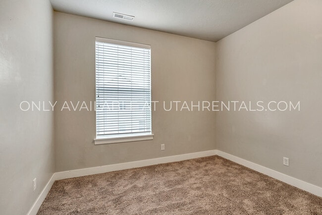 Building Photo - 42 W Silver Springs Dr