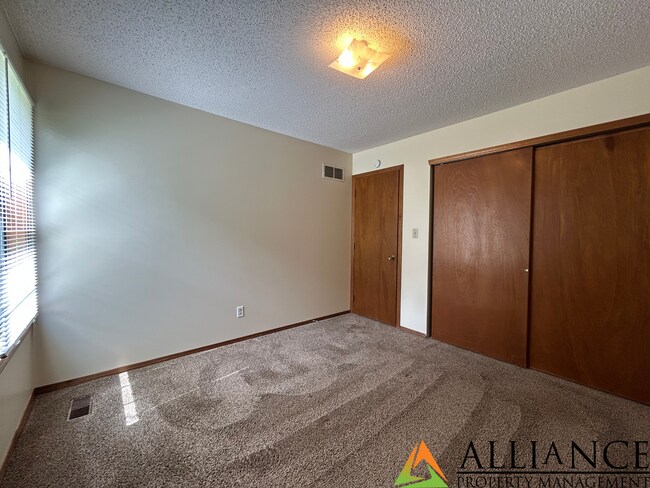 Building Photo - Willow Ln. 2313 - 15