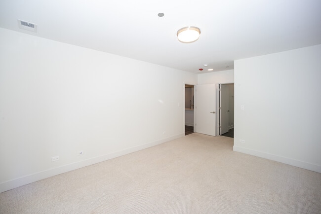 Building Photo - 1212 Vine Ave