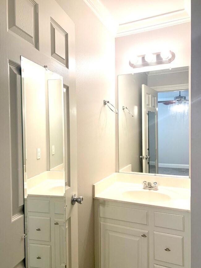 Building Photo - 2BR 2 1/2BA Condominium Denham Springs