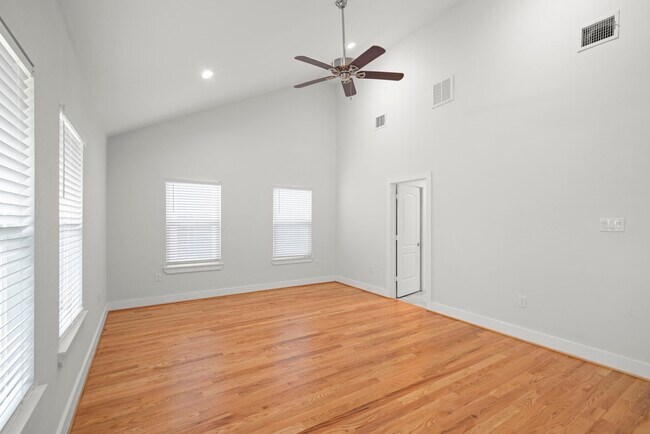 Building Photo - 206 Burr St