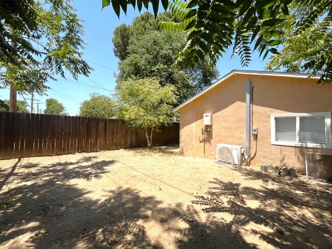 Building Photo - 1629 Kendall Dr