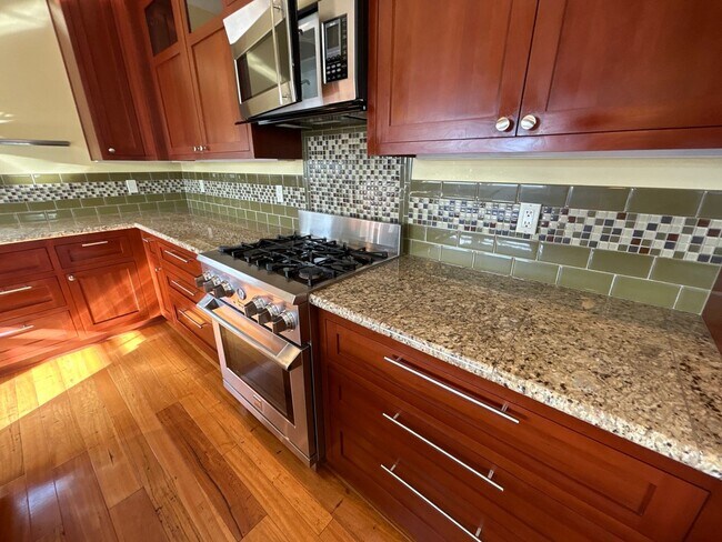 Building Photo - 2 Bedroom / 1.5 Bath Executive Apartment i...