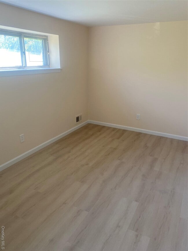 Building Photo - 47 Bowling Ln