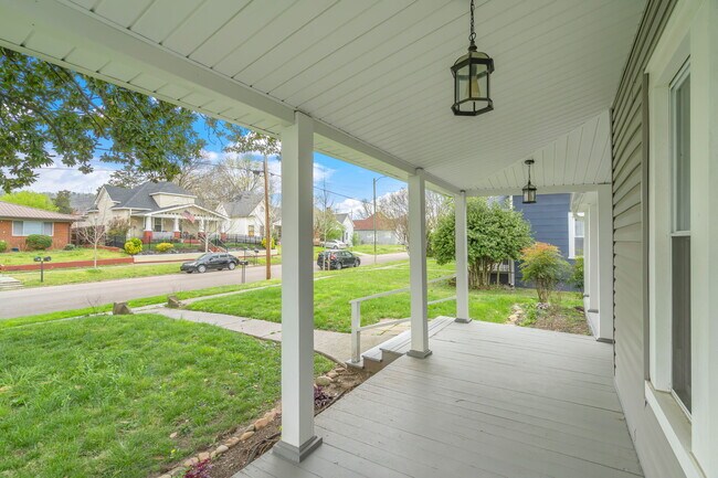 Building Photo - 206 E Springdale Ave