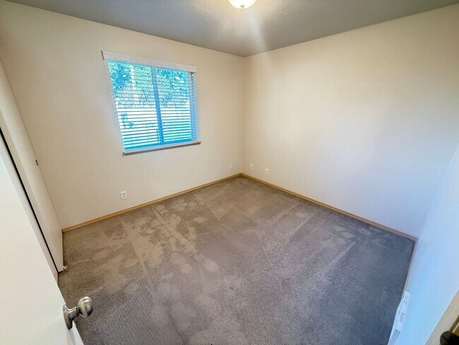 Building Photo - Updated 3 bedroom 2 bath house in Eugene!