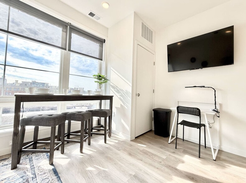 Building Photo - 501 N Perth St