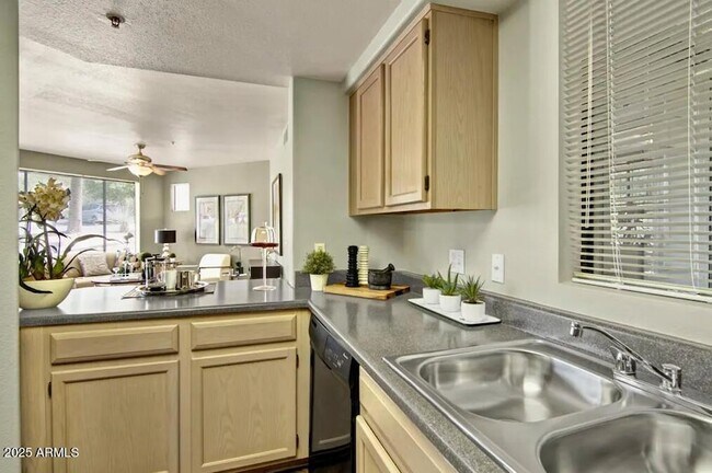 Building Photo - 1550 E Thunderbird Rd