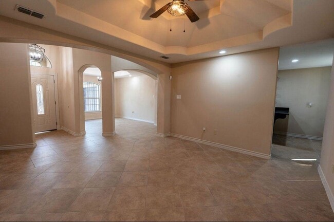 Building Photo - 204 N Espana Dr