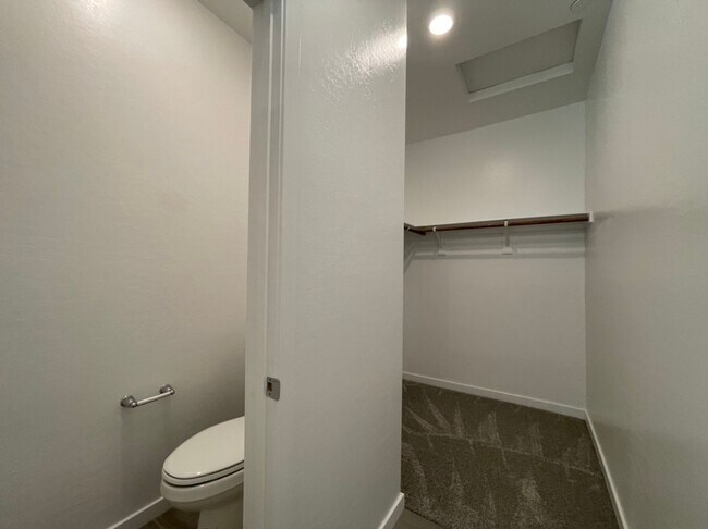 Building Photo - GATED 3 BED 3 BATH 2 CAR GARAGE TOWNHOUSE w/ LOFT + ROOM DOWNSTAIRS & COMMUNITY POOL IN HENDERSON