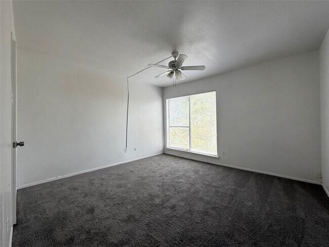 Building Photo - 2822 S Bartell Dr