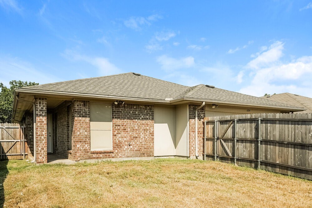 Building Photo - 604 Horseshoe Ct