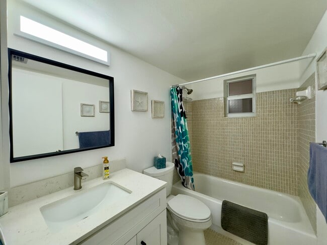 Building Photo - 2811 Garden Dr S