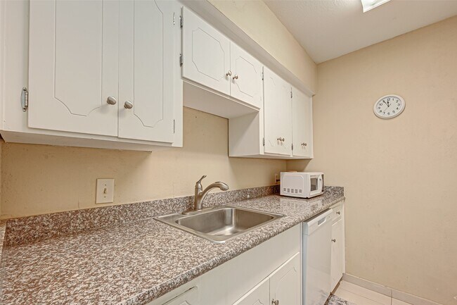 Building Photo - 2121 Fountain View Dr