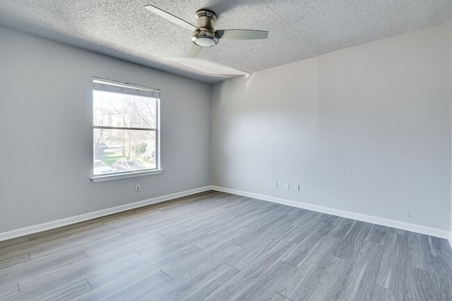 Building Photo - Broken Spoke - SOLA Townhome - 2BD - 1BA -...
