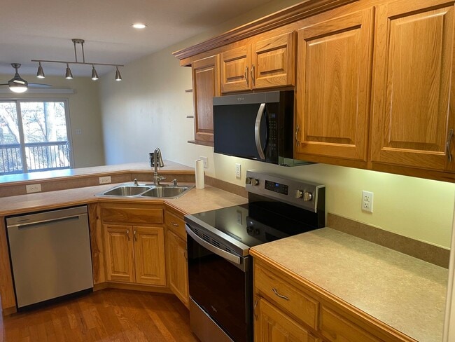 Building Photo - Beautiful 4 bedroom, 3 1/2 bath.