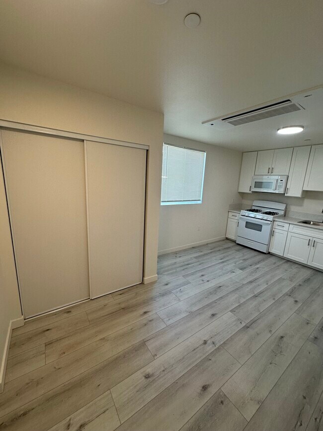 Building Photo - 1120 E 25th St