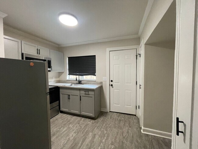 Building Photo - 2219 Gilbert Dr