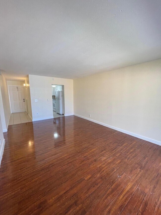 Building Photo - 1501 Crescent Cir