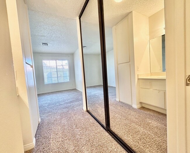 Building Photo - ADORABLE UPSTAIRS CONDO! 2 BEDROOM / 2 FUL...