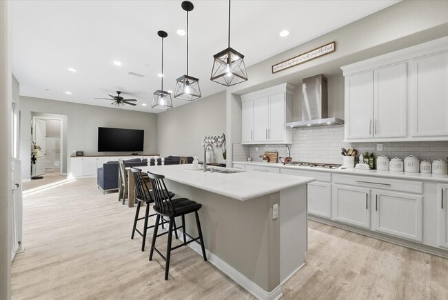 Building Photo - 155 Spectacle