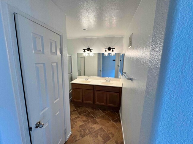 Building Photo - 16916 Hutchins Landing