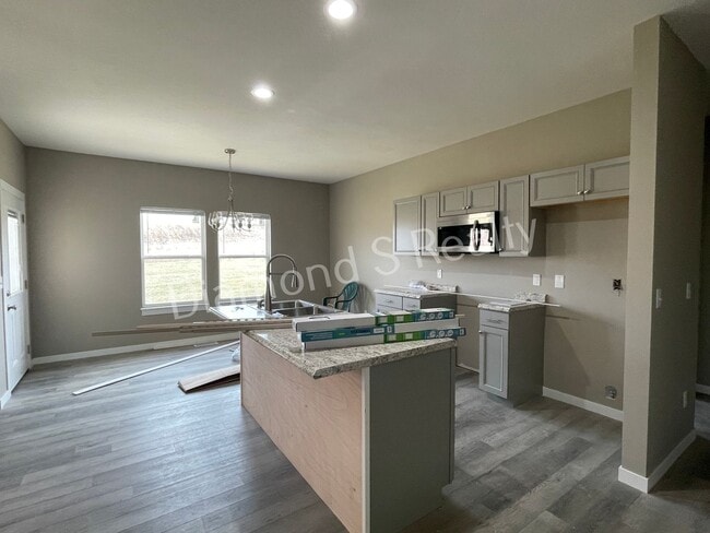 Building Photo - 4 Bedroom Home Available Early February - Great Neighborhood & Ozark Schools!