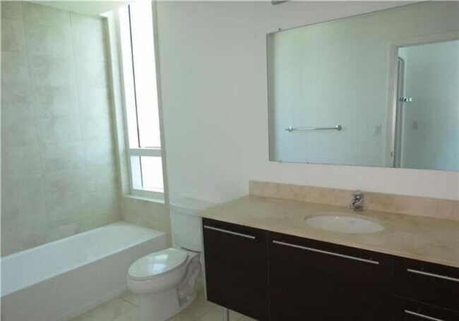 Building Photo - 1900 Bayshore Dr