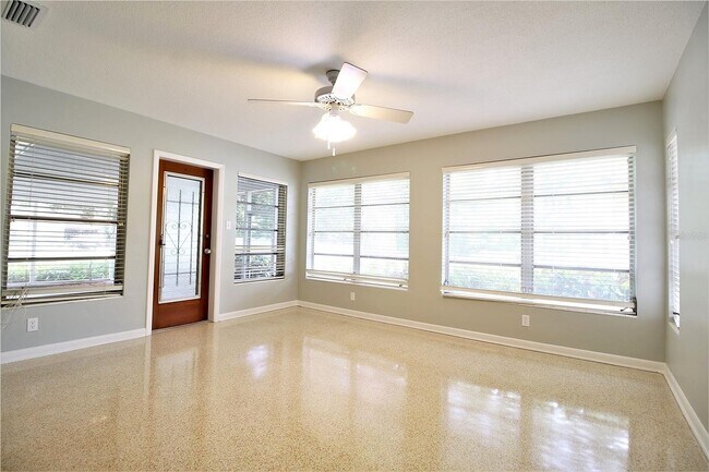Building Photo - 1001 Brookside Dr