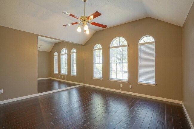Building Photo - 2108 Lakeway Dr