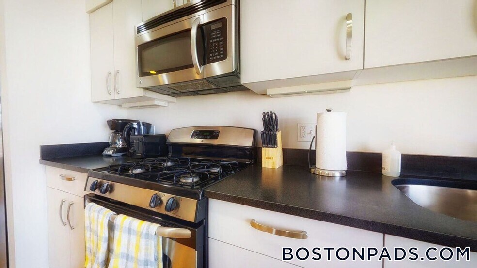 Building Photo - 601 Albany St