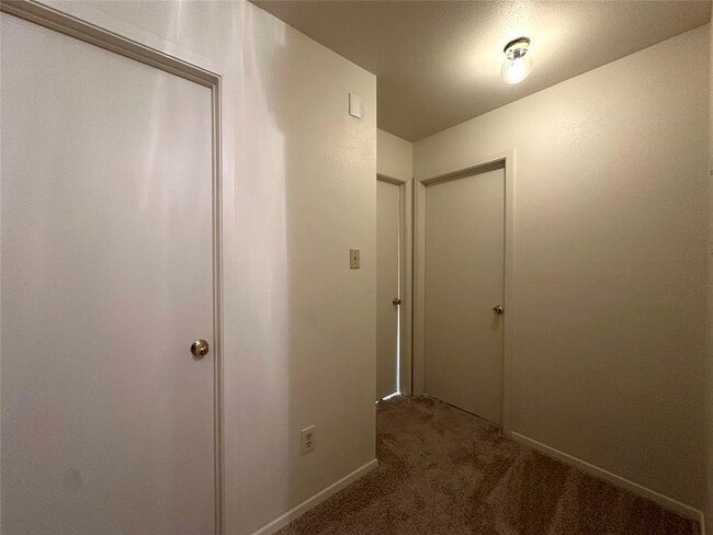 Building Photo - 2203 Creekside Ln