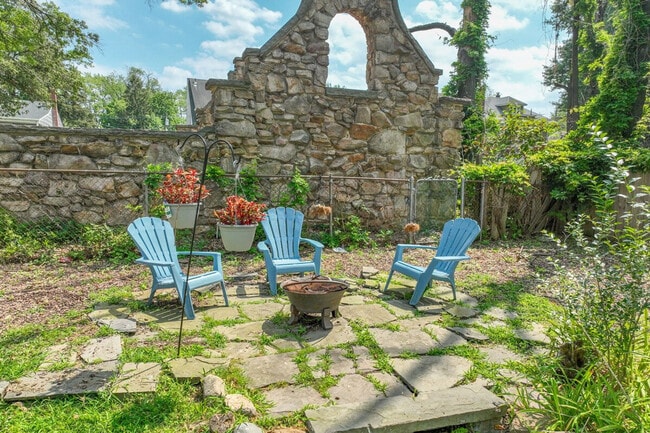 Building Photo - 139 W 4th Ave