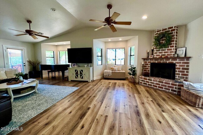 Building Photo - 4327 E Rancho Dr