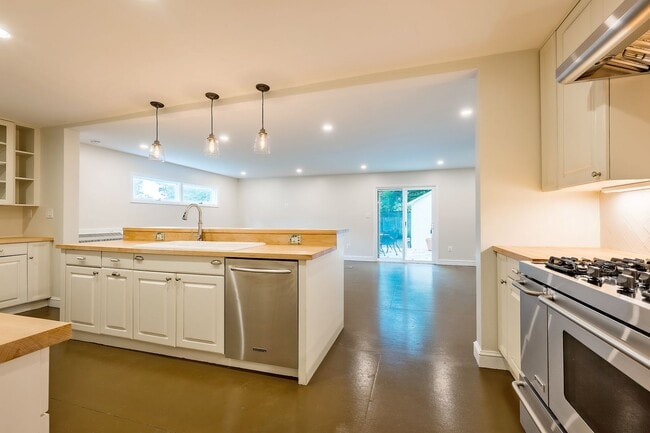 Building Photo - Classic Chevy Chase Charm in NW DC Availab...
