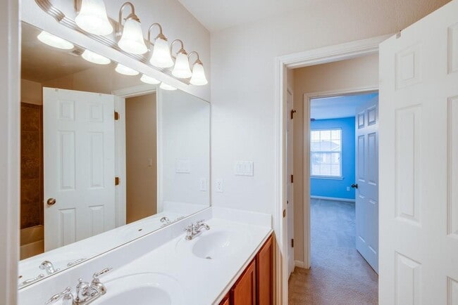 Building Photo - 14821 Fernhill Dr